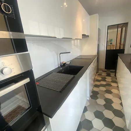 T3 Renove Face Avec Terrasse Et Parking Securise - - Fr-1-374-224 *